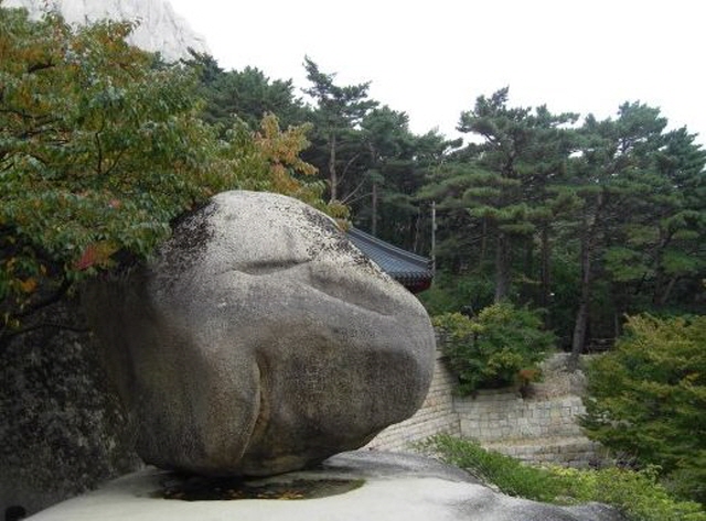 The wobbling rock. (image: Korea National Park Service)