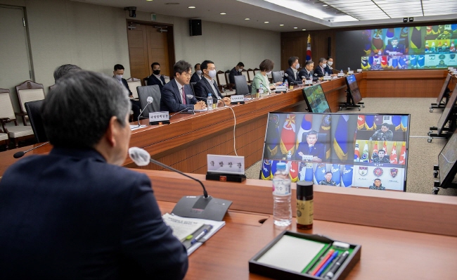 Defense Minister Jeong Kyeog-doo (L) presides over a meeting of top commanders to discuss measures to prevent civilian intrusions into military bases in Seoul on April 17, 2020, in this photo provided by his office.