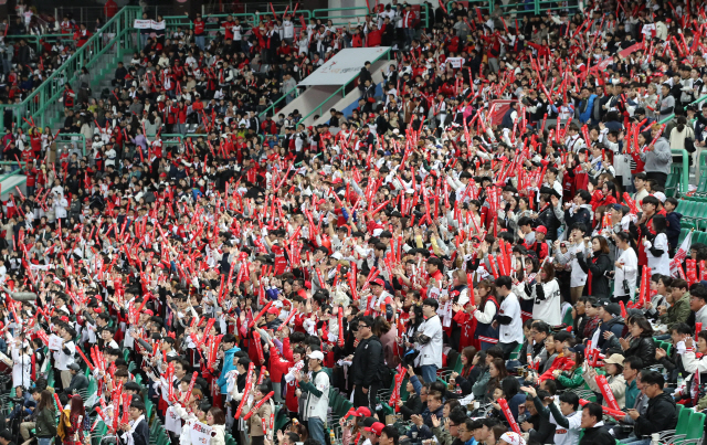 This file photo, from Oct. 14, 2029, shows fans of the SK Wyverns cheering on their team against the Kiwoom Heroes during the Korea Baseball Organization postseason at SK Happy Dream Park in Incheon, 40 kilometers west of Seoul. (Yonhap)