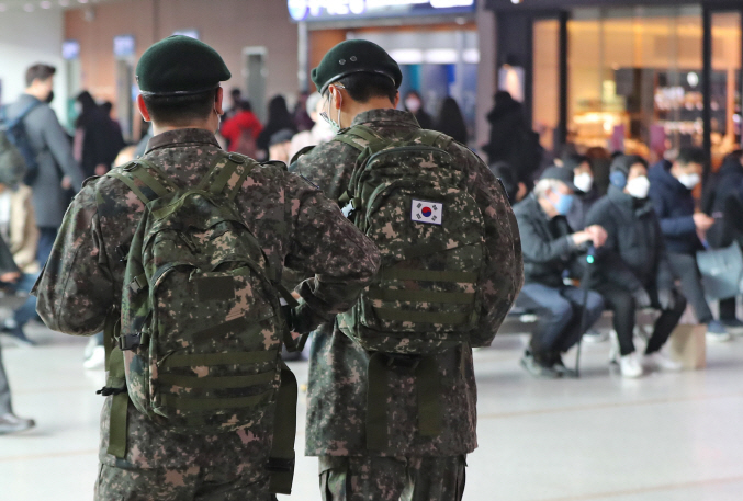 In this file photo, taken on Feb. 21, 2020, soldiers move to take trains at Seoul Station in Seoul. (Yonhap)
