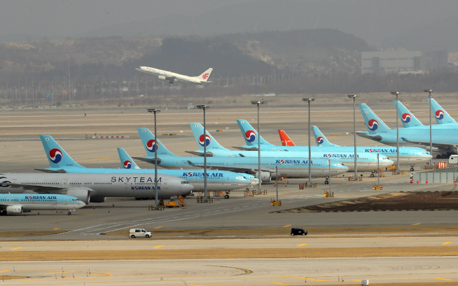This photo, taken on March 17, 2020, shows Korean Air Lines' planes parked at Incheon International Airport, west of Seoul, amid the coronavirus outbreak. (Yonhap)