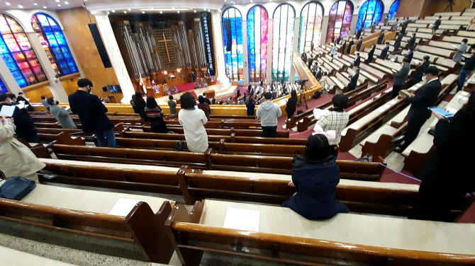 Seoul Residents Want Tougher Anti-infection Rules for Churches, Karaoke Rooms, Gyms