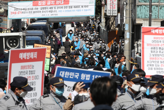 Police and church members are seen in front of Sarang Jeil Church in the northeastern ward of Seongbuk on March 29, 2020. (Yonhap)