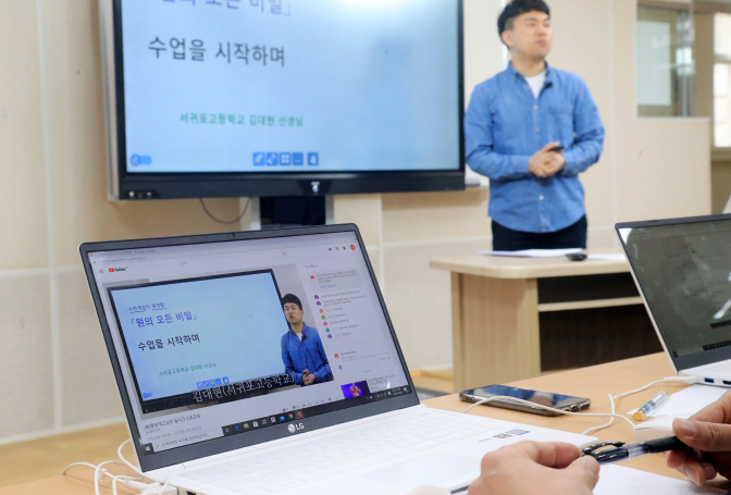 A teacher at Jeju Jungang Girls High School in Jeju Island, leads a mock online class on April 1, 2020. (Yonhap)