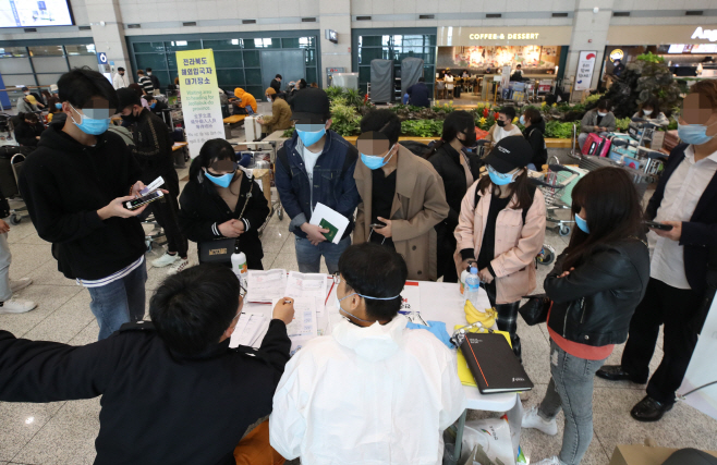 Airport officials introduce buses arranged exclusively for passengers from abroad at Incheon International Airport, west of Seoul, on April 1, 2020. (Yonhap)
