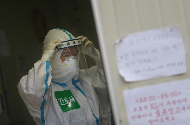 A nurse with protective gear makes preparations at Dongsan Hospital in the virus-hit city of Daegu on April 6, 2020. (Yonhap)