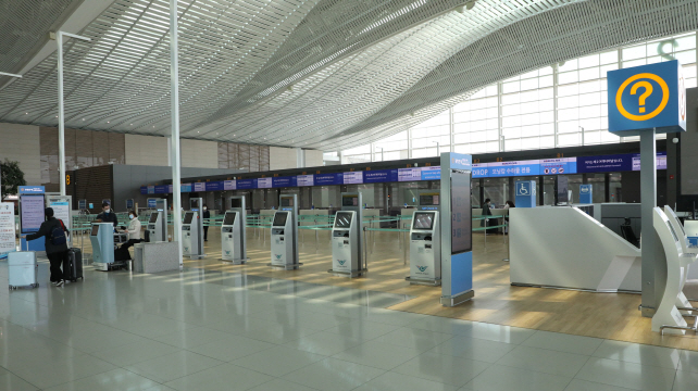 Incheon International Airport in Incheon, west of Seoul, is quiet on April 7, 2020, as the spreading coronvirus outbreak affects the airline industry. (Yonhap)