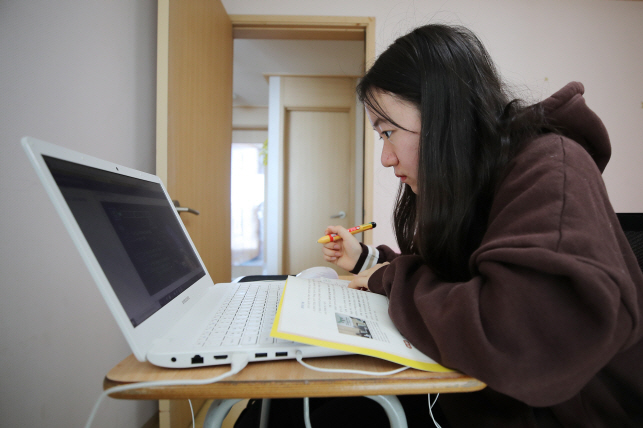 This photo, taken April 9, 2020, shows Hwajung High School senior Lee Ye-ji taking online classes at her home in Goyang, west of Seoul. (Yonhap)