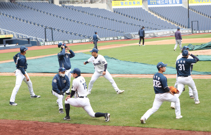 NC Dinos' players stretch after the end of their intrasquad game at Changwon NC Park in Changwon, 400 kilometers southeast of Seoul, on April 10, 2020. (Yonhap)