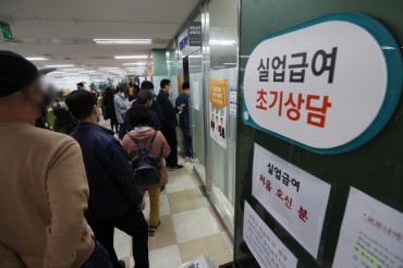 S. Korea Reports First On-year Loss in Corporate Employees Due to Virus