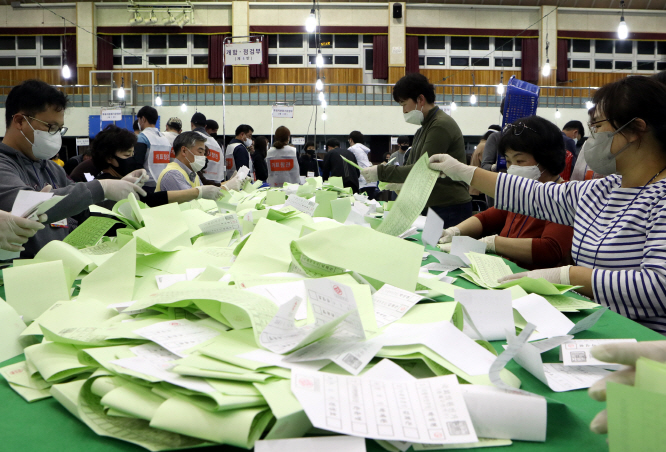 Election officials count votes in the April 15 South Korean general elections. (Yonhap)