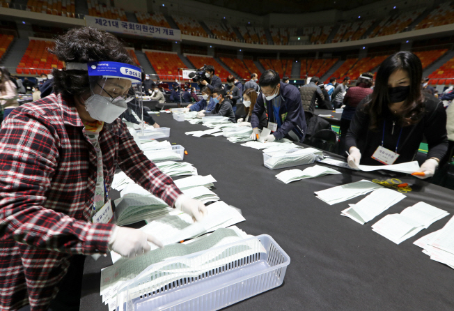 Election officials sort ballot papers at a vote-counting station in Gwangju on April 15, 2020. (Yonhap)