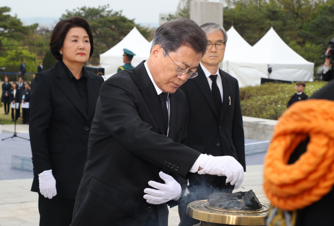 President Moon Jae-in burns incense for those who suffered and died during the 1960 pro-democracy revolution in a ceremony at the April 19 National Cemetery in Seoul on April 19, 2020. (Yonhap)