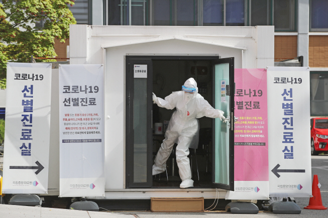 Medical workers get ready for work at a hospital in central Seoul on April 21, 2020. (Yonhap)