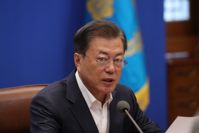 President Moon Jae-in speaks during the fifth emergency economic council meeting at Cheong Wa Dae in Seoul on April 22, 2020. (Yonhap)