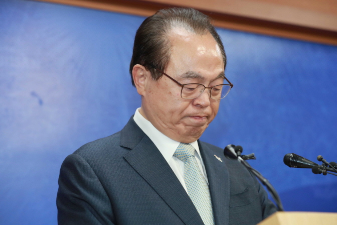 Busan Mayor Oh Keo-don speaks at a press conference held at Busan City Hall on April 23, 2020. (Yonhap)