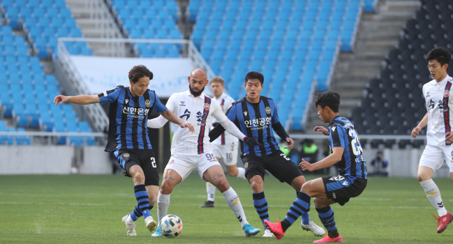 A practice match between Incheon United (in blue) and Suwon FC takes place at Incheon Football Stadium in Incheon, 40 kilometers west of Seoul, on April 23, 2020. (Yonhap)