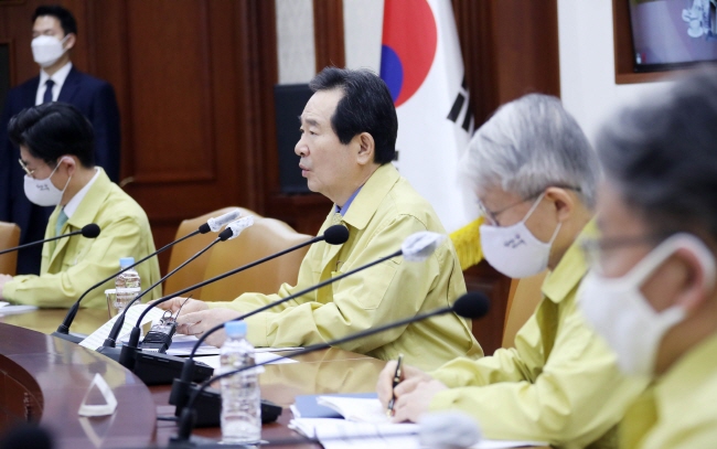 Prime Minister Chung Sye-kyun (3rd from R) speaks at an interagency meeting on the COVID-19 response at the government office complex in Seoul on April 24, 2020. (Yonhap)