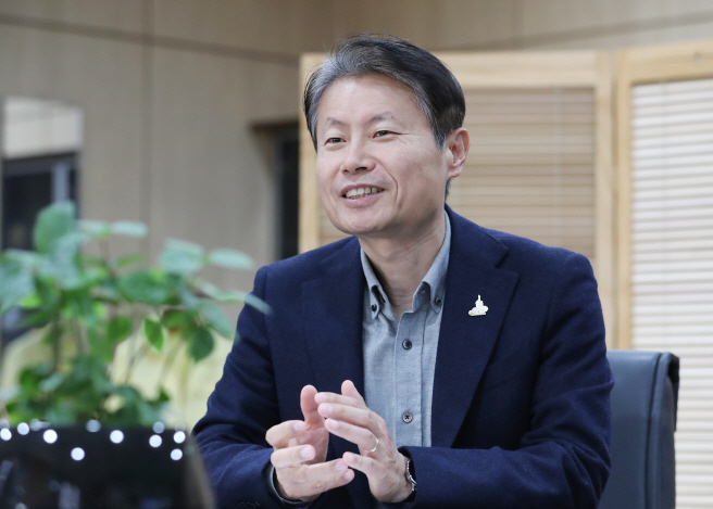 Vice Health Minister Kim Ganglip speaks during an interview with Yonhap News Agency on April 25, 2020. (Yonhap)