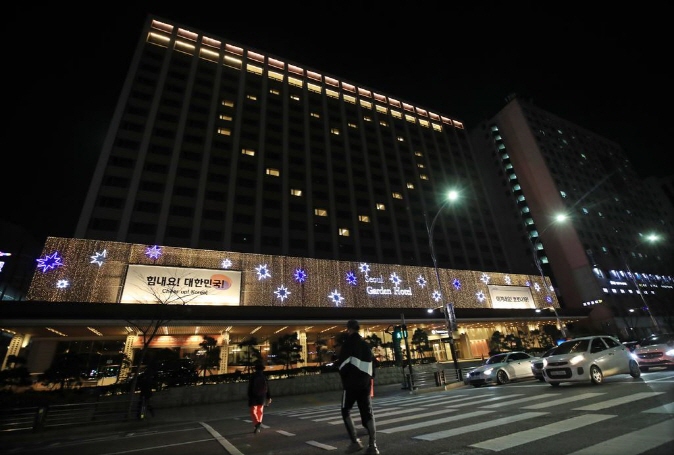 Seoul Garden Hotel in Seoul lights up its empty rooms in the shape of a heart to cheer up pedestrians coping with social distancing amid efforts to curb the COVID-19 epidemic on Apr. 7, 2020. (Yonhap)