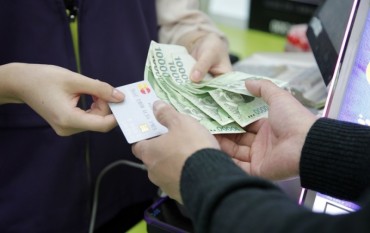 Convenience Store Offers Cash Withdrawal Service for Credit Card Payments