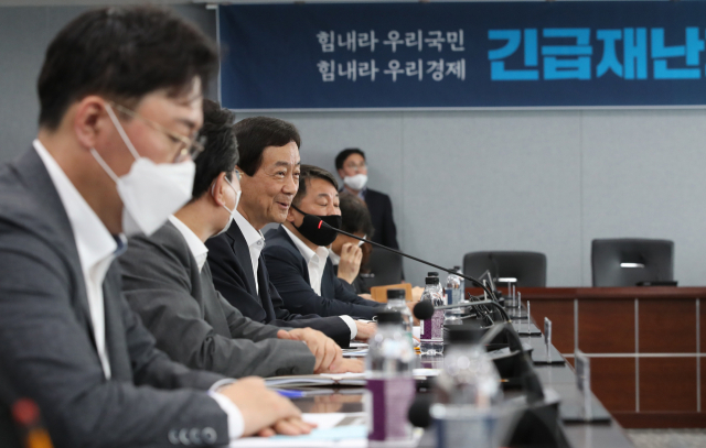 Minister of the Interior and Safety Chin Young (C) delivers a speech at a meeting to review the payment of emergency disaster relief funds at Seongbuk Ward office in northern Seoul on May 4, 2020. (Yonhap)