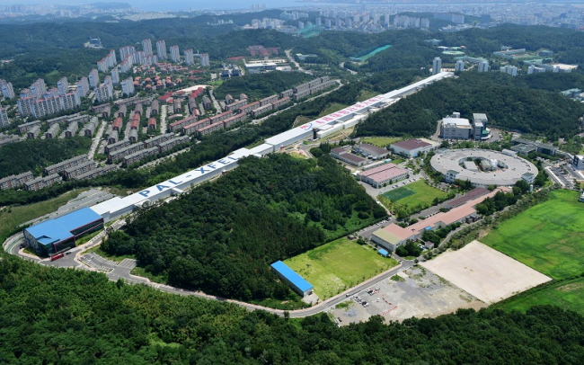 This file photo provided by the Pohang Accelerator Laboratory shows the circular third generation synchrotron radiation accelerator complex (bottom) and the linear fourth generation accelerator facility in Pohang, 374 kilometers southeast of Seoul.