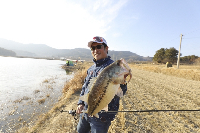 Ulsan Creates Artificial Bass Spawning Grounds in Taehwa River