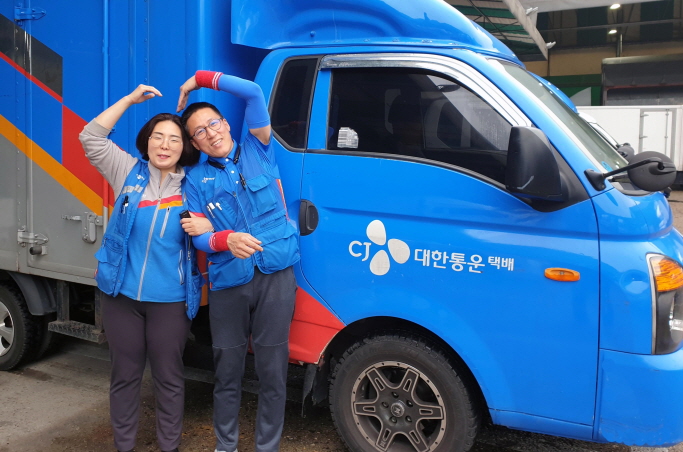 Couples accounted for 13.6 percent of the 18,000 courier drivers nationwide. (image: CJ Logistics)