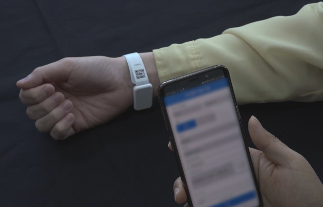 South Korea has been using electronic wristbands equipped with a location-tracking system on people who violate self-isolation rules since late April. (Yonhap)