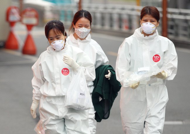 Medical workers get ready to enter a special ward for coronavirus patients at Keimyung University Daegu Dongsan Hospital in the southeastern city of Daegu on April 19, 2020. (Yonhap)