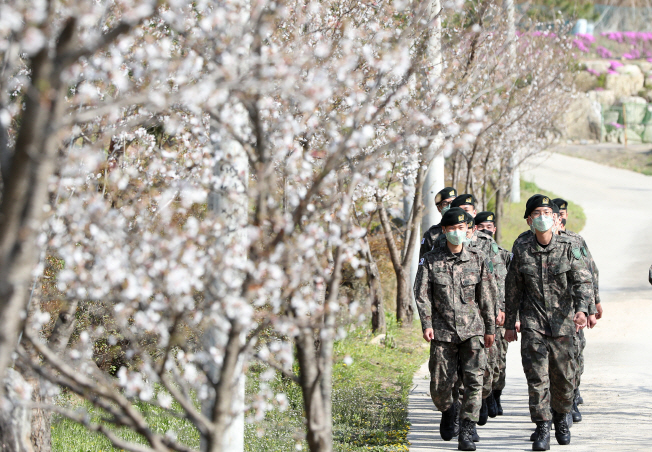 Soldiers walk along a street in the county of Hwacheon, Gangwon Province, on April 24, 2020, after the authorities eased restrictions for enlistees' off-installation travel. (Yonhap)