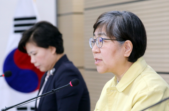 Korea Centers for Disease Control and Prevention chief Jung Eun-kyeong (R) briefs on the coronavirus in Cheongju, North Chungcheong Province on April 29, 2020. (Yonhap)