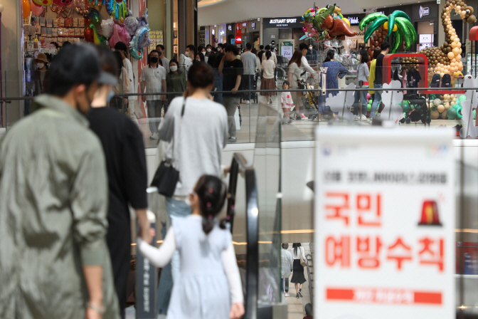 This photo taken on May 3, 2020, shows people at a shopping mall in Goyang, north of Seoul. (Yonhap)