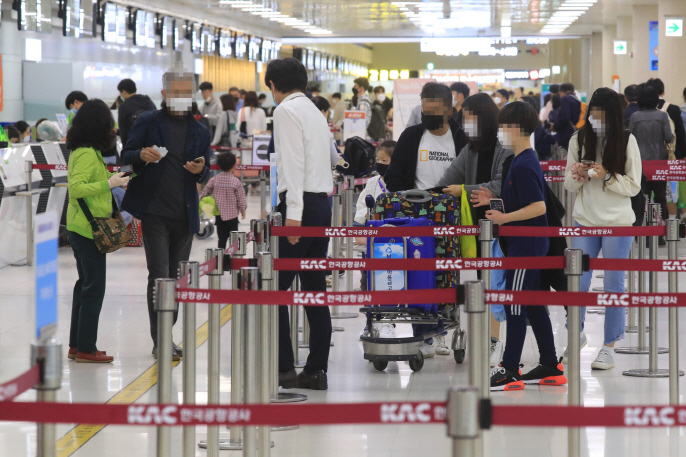 The departure hall of Jeju International Airport on Jeju Island is crowded with passengers on May 4, 2020. (Yonhap)