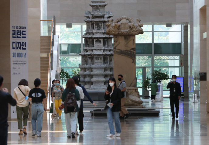 Visitors, who applied for tickets in advance, walk around the National Museum of Korea in Seoul on May 6, 2020. (Yonhap)