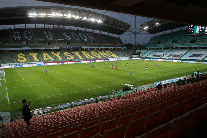 Pro Football Kicks Off in S. Korea After 2-month Delay Due to Coronavirus Pandemic