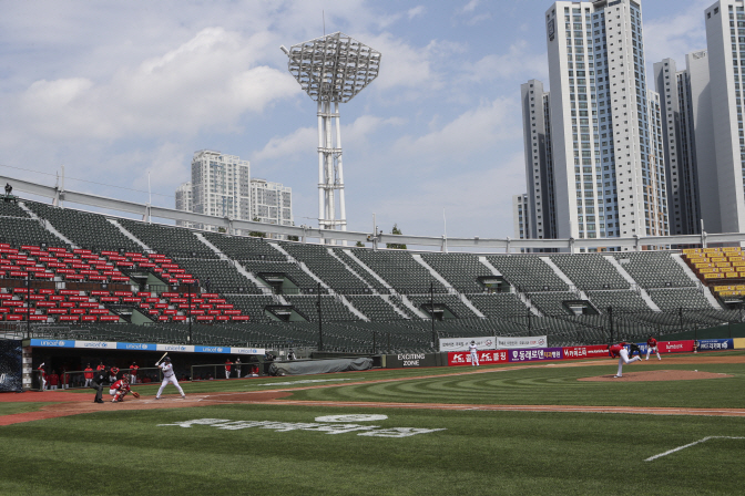 A Korea Baseball Organization regular season game between the home team Lotte Giants and the SK Wyverns is under way without fans at Sajik Stadium in Busan, 450 kilometers southeast of Seoul, on May 10, 2020. (Yonhap)