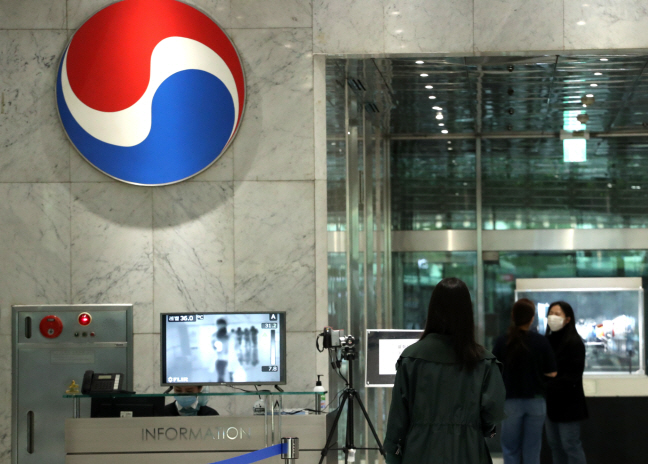 Korean Air to Raise 1 tln Won via Stock Sale amid Virus Woes
