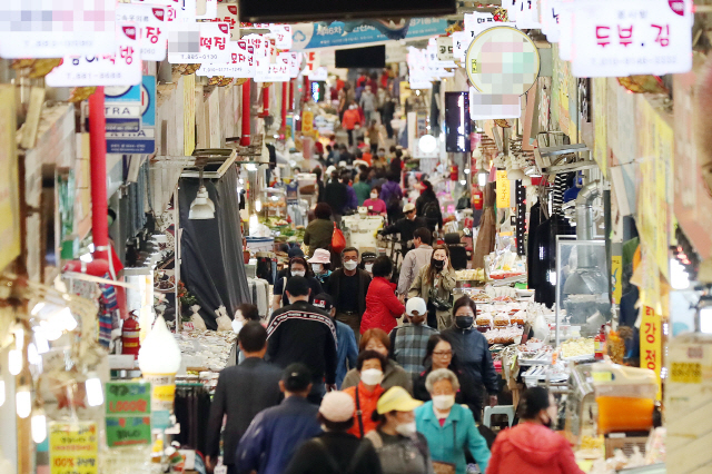 This photo, taken May 13, 2020, shows a traditional market in Incheon, west of Seoul, where many people shop around as the government has begun to provide emergency relief funds to all households due to the new coronavirus. (Yonhap)