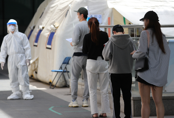 Citizens wait in line to get tested for the novel coronavirus at a virus testing clinic in Yongsan, central Seoul, on May 14, 2020. (Yonhap)