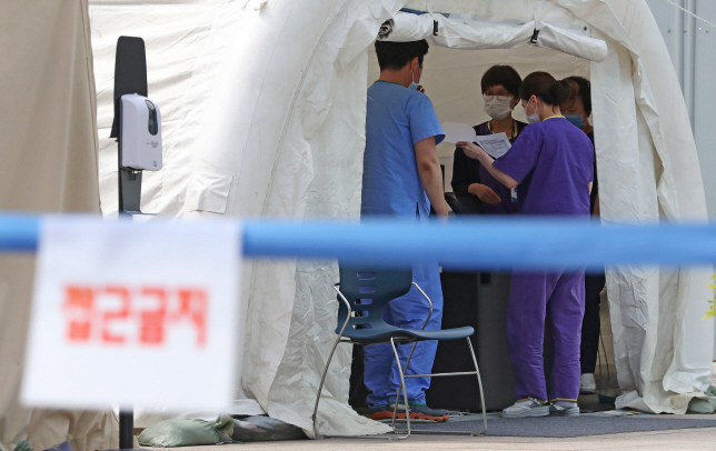 This photo, taken on May 14, 2020, shows medical workers working at an outdoor COVID-19 testing center at Seoul Medical Center. (Yonhap)