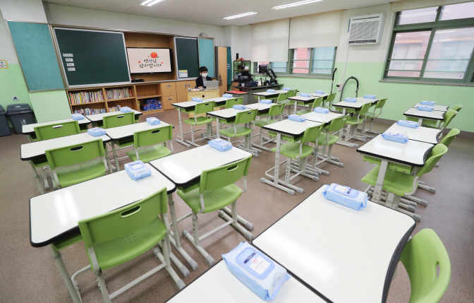 A classroom at Borame Elementary School in southern Seoul remains empty on Teacher's Day on May 15, 2020. (Yonhap)
