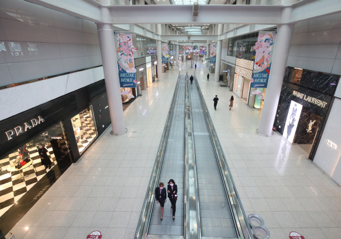 Only a few customers are spotted at duty-free stores at Terminal 1 of Incheon International Airport, west of Seoul, in this photo taken on May 15, 2020. (Yonhap)