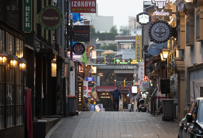 Itaewon in the central Seoul ward of Yongsan is relatively empty on May 16, 2020. (Yonhap)