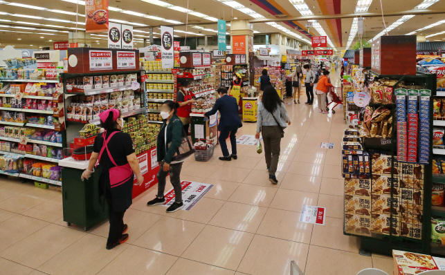 In this file photo from May 17, 2020, people shop for groceries at a supermarket in Seoul. (Yonhap)
