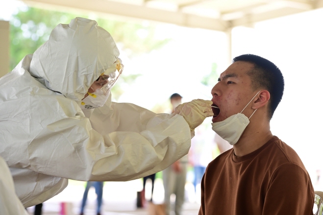 An Army recruit undergoes a polymerase chain reaction test to check for COVID-19 infection at a boot camp, in this photo provided by the military on May 18, 2020. (Yonhap)