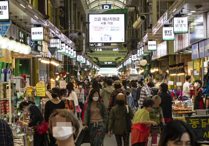 A traditional market in Seoul is crowded with shoppers on May 21, 2020, as the government's provision of emergency relief funds has boosted consumption across the country. (Yonhap)