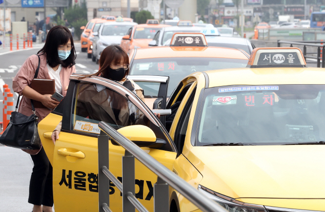 No Mask, No Ride in Seoul Taxis as Virus Spreads