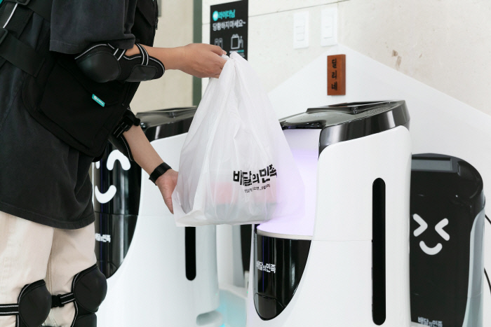 This photo, provided by South Korea's top food delivery app operator Woowa Brothers Corp., shows the company's food delivery robot, Dilly Tower, at the company's headquarters in eastern Seoul on May 18, 2020. The robot can use elevators and make deliveries based on preinstalled routes. 